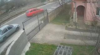 Șofer bătut cu sălbăticie în Hunedoara, pentru că a condus prea încet. Un tânăr a coborât din mașină și s-a năpustit cu pumnii asupra bătrânului