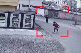 Imaginile cu jaful care a pus beţe în roate lucrărilor la Autostrada Unirii. Scuza inventată de cele două surori, prinse cu sacii plini de "fier vechi"