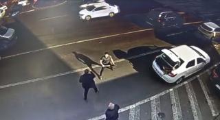 Bătaie într-o intersecție din București. Un șofer a scos bâta şi l-a lovit pe altul, după o şicanare în trafic