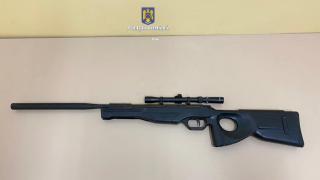 Dosar penal pentru un adolescent de 15 ani din Medgidia, prins cu o puşcă asupra lui. Intenţiona să o vândă
