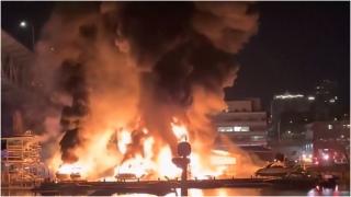 30 de iahturi s-au făcut scrum într-un port din Seattle. Suspectul care ar fi incendiat locul, descoperit într-o barcă neatinsă de flăcări