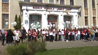 Proteste la o şcoală din Iaşi. Elevii au fost mutaţi dintr-o clădire cu risc seismic 1.  Acoperişul e degradat în proporţie de 60%