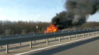 O mașină s-a făcut scrum pe Autostrada A3, pe sensul de mers spre București