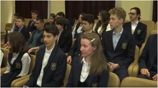 Au renunţat la timpul liber, din dragoste pentru matematică: 21 de elevi din Suceava vor reprezenta judeţul la Olimpiada Națională