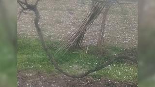 Se strică vremea în jumătate de țară: Grindina a lovit deja mai multe localități din Brăila şi Bacău