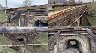 "Ne rugăm la Doamne-Doamne". Un pod din Bacău pe care trec zeci de trenuri se sprijină în bârne de lemn putrezite. Localnicii se plâng de 2 ani la CFR