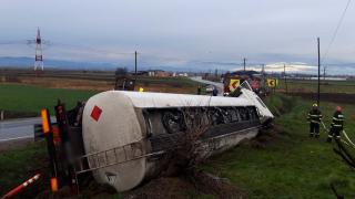 O cisternă cu motorină şi o autospecială de pompieri s-au răsturnat într-o curbă periculoasă, în Suceava. Şoferul ucrainean ar fi pierdut controlul din cauza vitezei