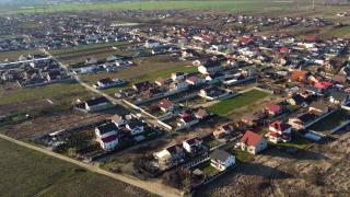 La marginea unui oraş mare din România, oamenii şi-au construit vile pe bandă rulantă. Primarul, uluit când a mers prima dată să le vadă