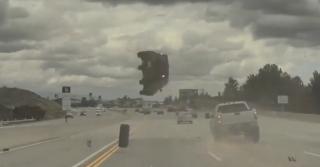 Accident teribil pe o autostradă din SUA: o maşină de 1,3 tone, aruncată în aer de o roată desprinsă