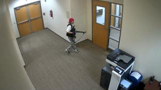 Momentul în care femeia care a ucis trei copii şi trei adulţi spulberă uşile cu focuri de armă şi se plimbă pe holurile şcolii din Nashville