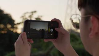 Cât costă "telefonul pentru neatenţi". Chinezii au inventat telefonul care rezistă la şocuri şi poate sta 30 de minute în apă