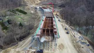 O firmă de top din China se chinuie de 3 ani să construiască 5 km de şosea în România. Nu a ajuns nici măcar la 50%