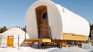 Românii care caută intimitate totală se cazează în căruţe. Cât costă o noapte de cazare