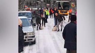 Temperaturi de -21 de grade în plină primăvară. În Bistriţa, sătui să aştepte intervenţia drumarilor, oamenii şi-au deszăpezit singuri drumul