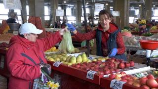 Un obicei al sărăciei revine: trecutul pe caiet. Daniela povesteşte cum vinde acum mere şi roşii în piaţă