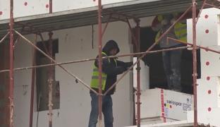 Cât câştigă un român pentru o oră de muncă, comparativ cu un muncitor din Luxemburg? Doar bulgarii stau mai prost ca noi