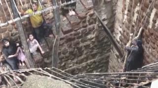 Cel puțin 35 oameni au murit în India, după ce s-au prăbușit într-un puț, cu tot cu podeaua templului în care se rugau