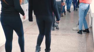 S-au automutilat la şcoală, în faţa colegilor, după o provocare pe TikTok. Adolescentele din Giurgiu au oprit jocul după ce s-au panicat