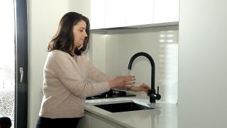 Cât economiseşte, pe lună, o familie cu doi copii care alege să bea apă de la robinet în loc de apă îmbuteliată