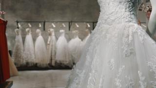 Câți bani trebuie să scoată cuplurile din buzunar pentru nunta de vis. Manopera rochiilor de mireasă a crescut cu 100%