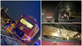 Al treilea accident feroviar într-o singură lună. Un tren privat cu 50 de călători a spulberat un camion cu lemne