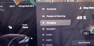 Una din 10 maşini electrice are kilometrajul falsificat. Cât de uşor poate fi modificat şi cât costă înlocuirea sistemului