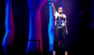 Chris Brown, în pragul unui nou scandal de violenţă. Este acuzat că ar fi lovit un producător cu sticla în cap