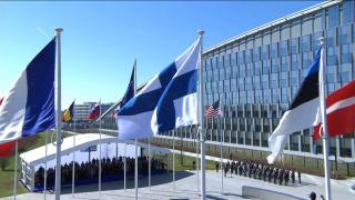 Momentul istoric în care steagul Finlandei a fost ridicat la sediul NATO de la Bruxelles pentru prima dată. VIDEO