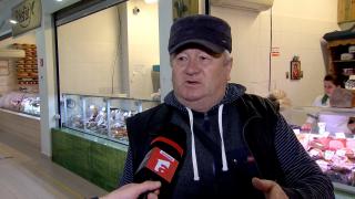Reacţia unui client când vede cât costă kilogramul de miel înainte de Paşte. "Ce să mai iei. Mielu-i ca vaca''