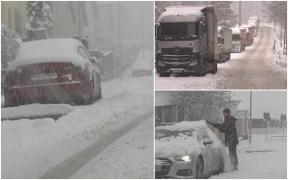 "A venit Crăciunul! Ninge, ninge cu găleata!" Zăpada și viscolul au închis mai multe drumuri în țară, zeci de șoferi au rămas blocați în nămeți