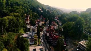 Staţiunea care atrage turişti indiferent de anotimp. Cât costă o vacanţă de Paşte în jurul celui mai mare lac helioterm din Europa