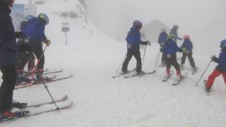 Zăpada de aprilie, un dar nesperat pentru turiştii iubitori de schi. Singurul lucru care i-a încurcat