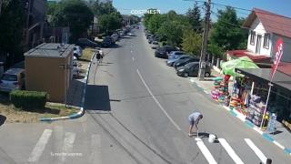 Un bărbat din Costineşti şi-a desenat singur trecere de pietoni în faţa magazinului. O reface de fiecare dată când se şterge vopseaua