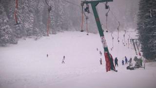 Pârtiile de schi, mai bune acum decât au fost toată iarna. Turiştii s-au grăbit să profite de zăpadă