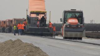 Visul de peste 30 de ani prinde contur: s-au asfaltat primii kilometri din Autostrada Moldovei. Când vor fi gata lucrările