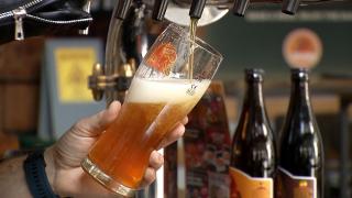 Suntem mai responsabili sau nu mai avem bani de bere? Două teorii după ce în România a scăzut în premieră consumul băuturii