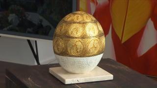 Ouă de struţ placate cu foiţă de aur de 24 de karate: preţul ajunge şi la 1.500 de euro pentru unul singur