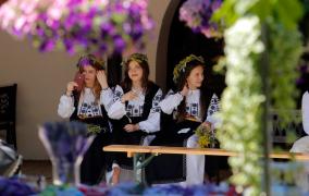 De Paştele catolic, cea mai frumoasă fată din sat e aleasă printr-o tradiţie veche. "Unii dau şi bani"