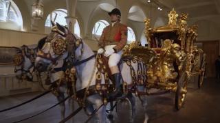 Încoronarea regelui Charles al III-lea. El şi Camilla se feresc cât pot de Caleaşca Aurită de Stat, descrisă de regina Elisabeta a II-a într-un cuvânt: "Oribilă"