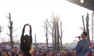 Dans senzual în fața a zeci de copii, la spectacolul de Duminica Floriilor din Alexandria: "Doamne apără și păzește"