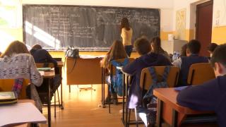 Elevii, filmaţi non-stop la ore, ţinuţi în detenţie sau suspendaţi 5 zile. Măsurile pregătite după valul de violenţe în şcoli