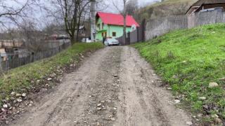 Decizie în premieră. Primărie din Bacău, obligată de instanţă să asfalteze strada unui bărbat. Autorităţile locale trebuie să se conformeze
