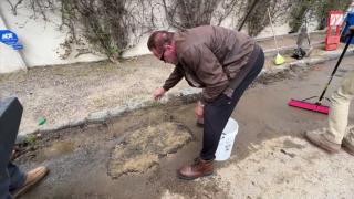 Sătul de ignoranţa autorităţilor, Arnold Schwarzenegger şi-a asfaltat singur o groapă în cartierul său din Los Angeles