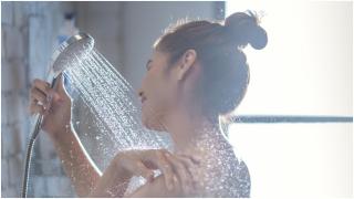 Duşul cu apă rece, terapie pentru organism. Ce beneficii aduce expunerea la frig