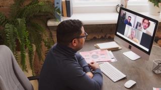 Părinţii cu copii mici ar putea munci remote patru zile pe lună - proiect UE