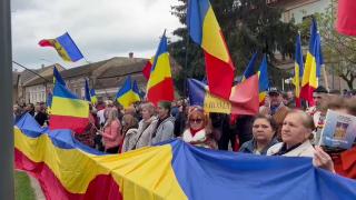 "Aici e România". Scandal la dezvelirea bustului unui poet maghiar, la Carei. Preşedintele Ungariei, huiduit de sute de protestatari