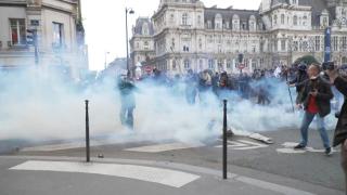 Creșterea vârstei de pensionare scoate sute de mii de francezi în stradă. Reforma pensiilor propusă de Macron ajunge în fața Consiliului Constituțional