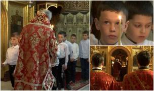 Arhiepiscopul Casian a spălat și sărutat picioarele a 12 copii. Ce simbolizează ritualul din Joia Mare