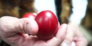 Concursul de ciocnit ouă din Suceava a ajuns la a 13-a ediţie. Marele premiu, un miel