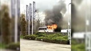 Un autobuz care transporta 40 de muncitori a fost cuprins de flăcări pe o şosea din Timişoara. Vâlvătaia a pornit de la sistemul de climatizare